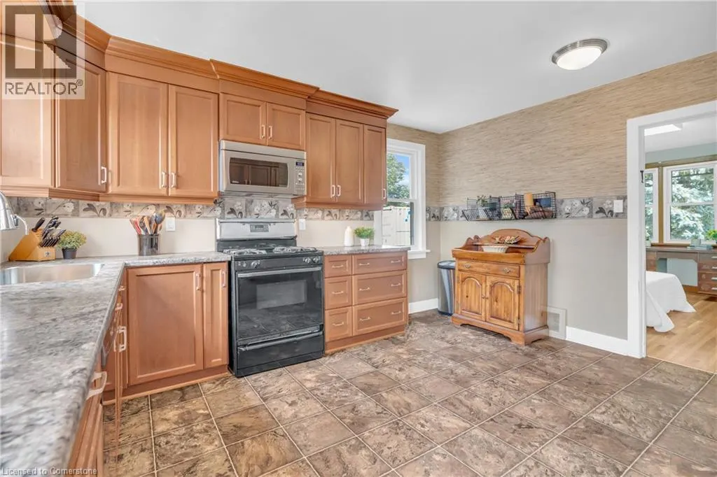 585 SNYDERS Road E