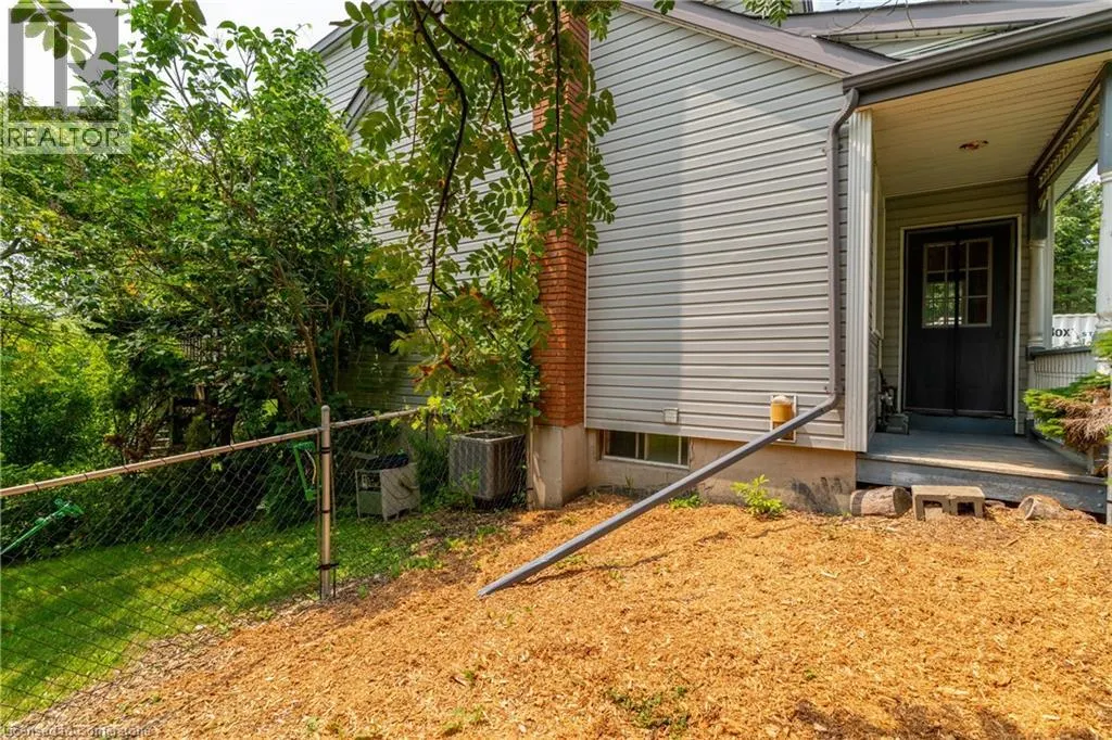 585 SNYDERS Road E