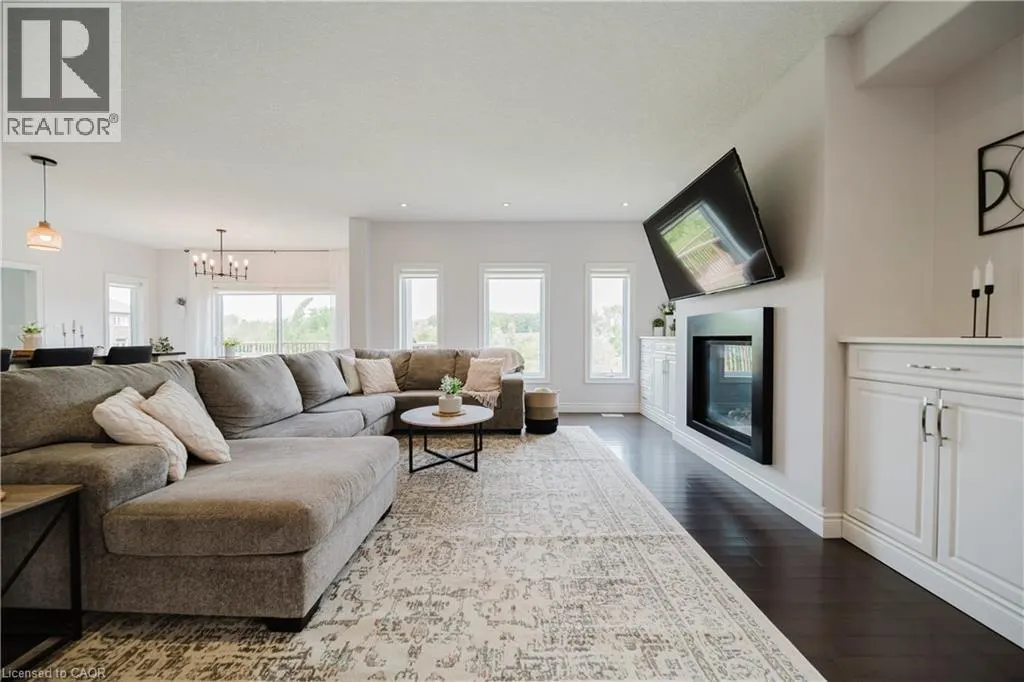 139 SCHWEITZER Crescent
