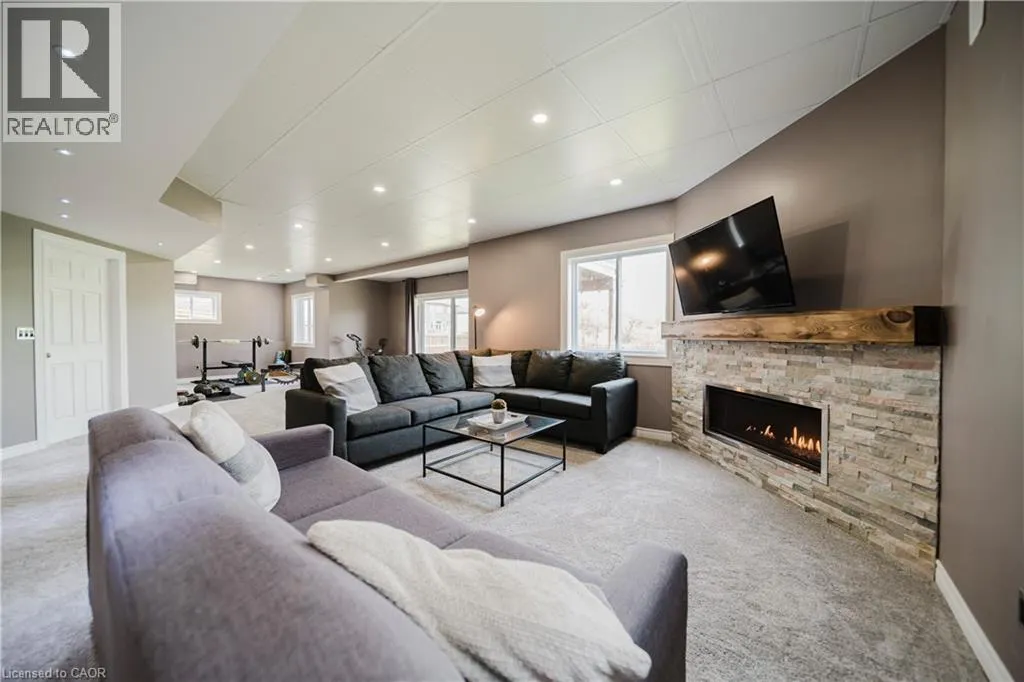 139 SCHWEITZER Crescent