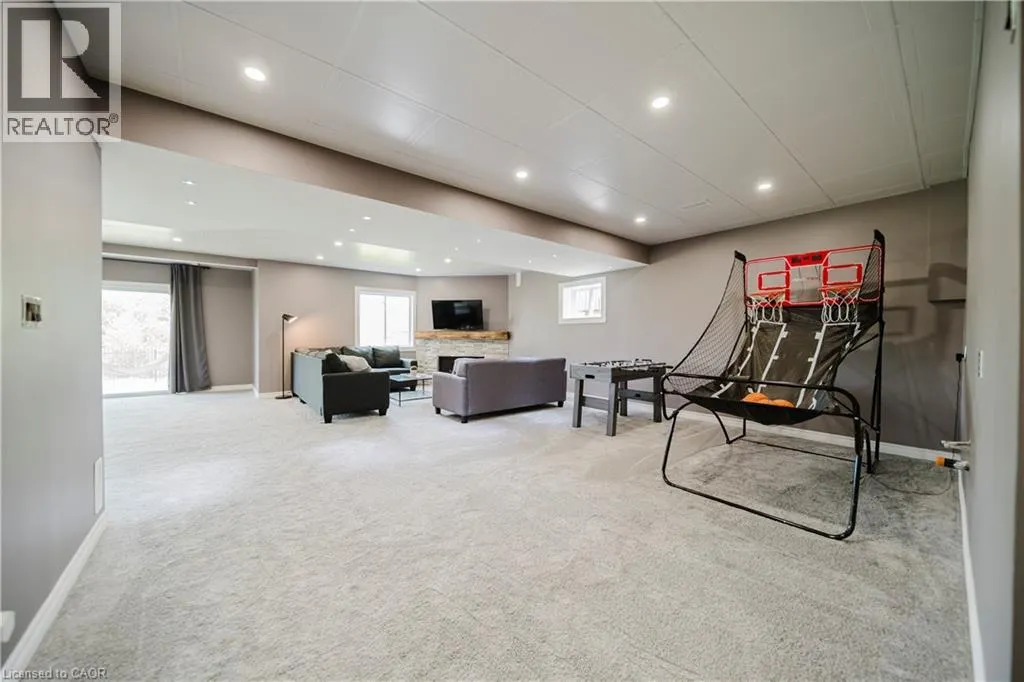 139 SCHWEITZER Crescent