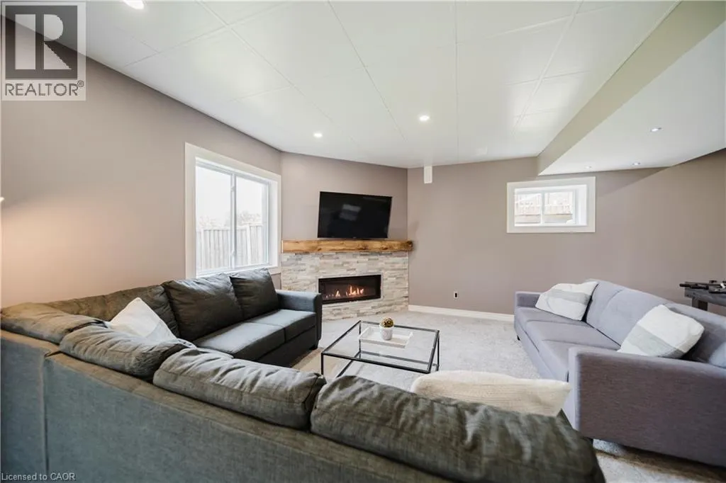 139 SCHWEITZER Crescent