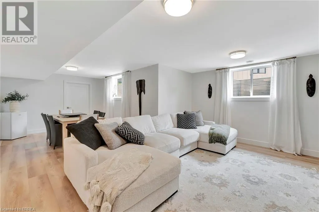 10 MACNEIL Court