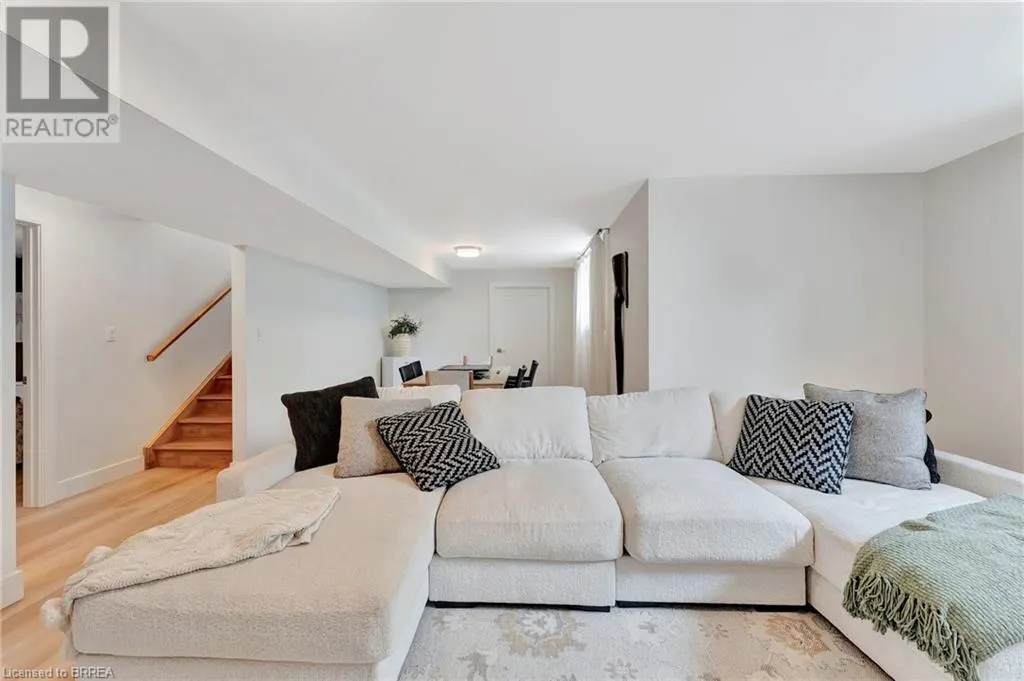 10 MACNEIL Court