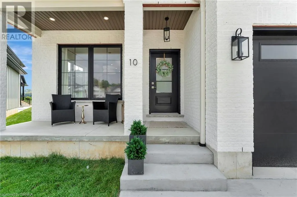 10 MACNEIL Court