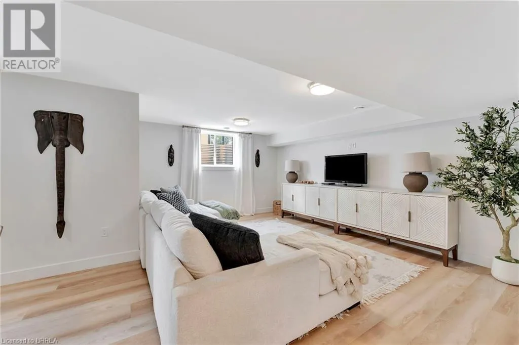 10 MACNEIL Court