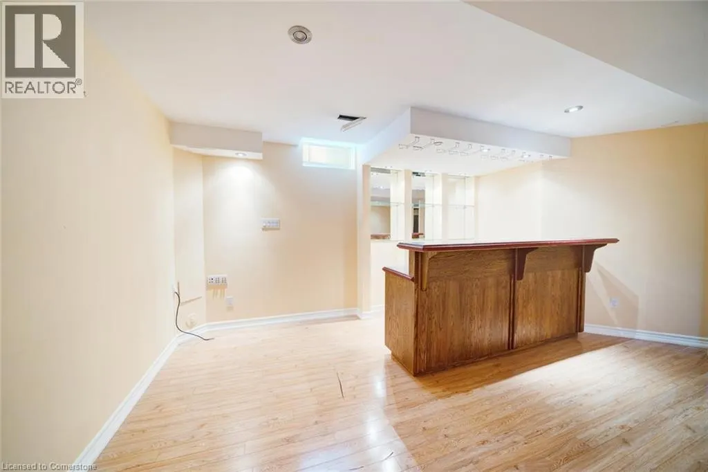 6 WEEKES Avenue