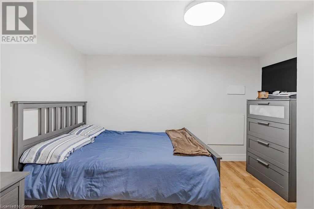 5 KINTYRE Court