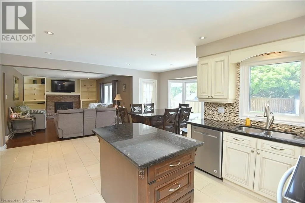 3 SUTER Crescent