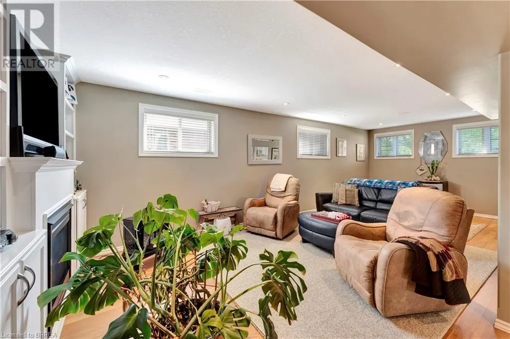 33 MANSFIELD Drive