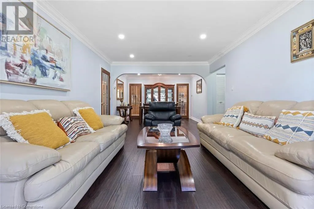 15 LOCKTON Crescent