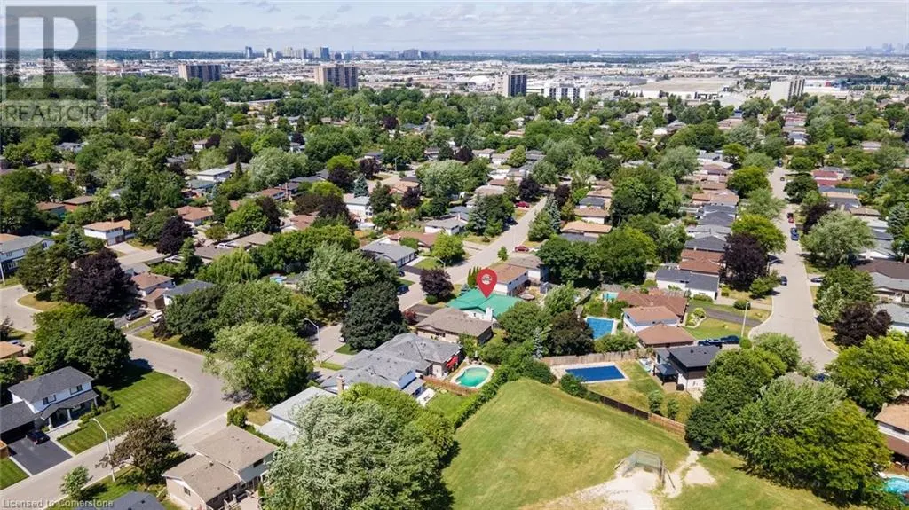 15 LOCKTON Crescent