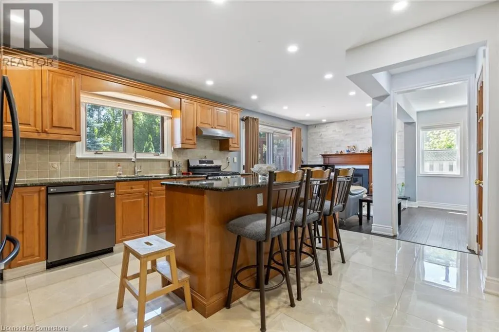 15 LOCKTON Crescent