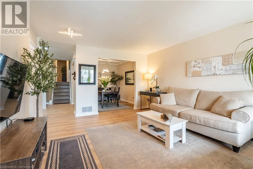 84 SANDRA Crescent