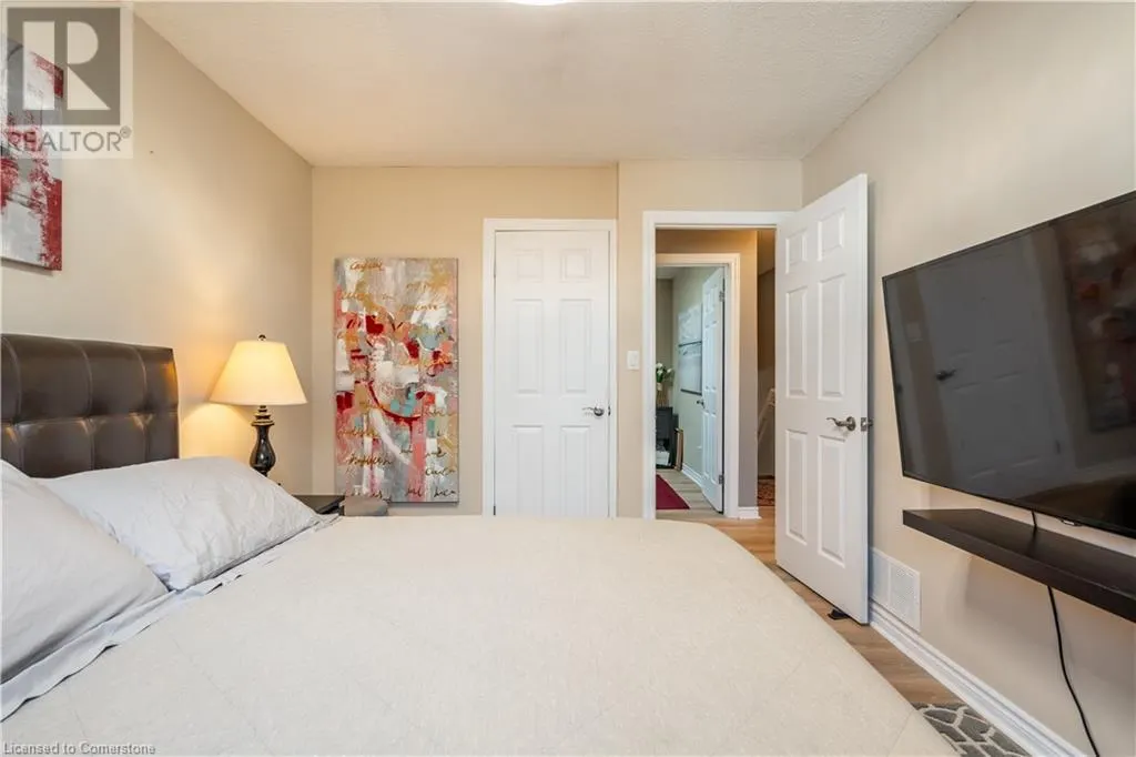 84 SANDRA Crescent