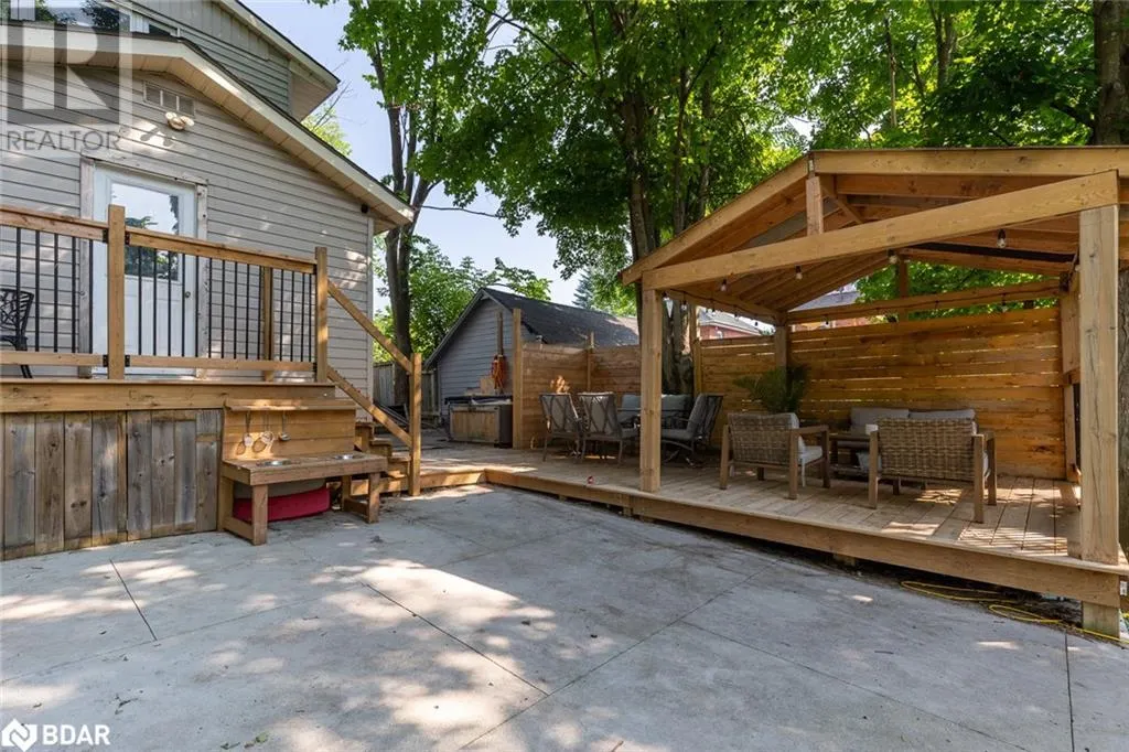 109 BORLAND Street E