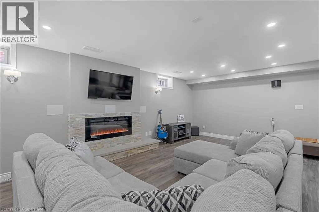22 SHADELAND Crescent
