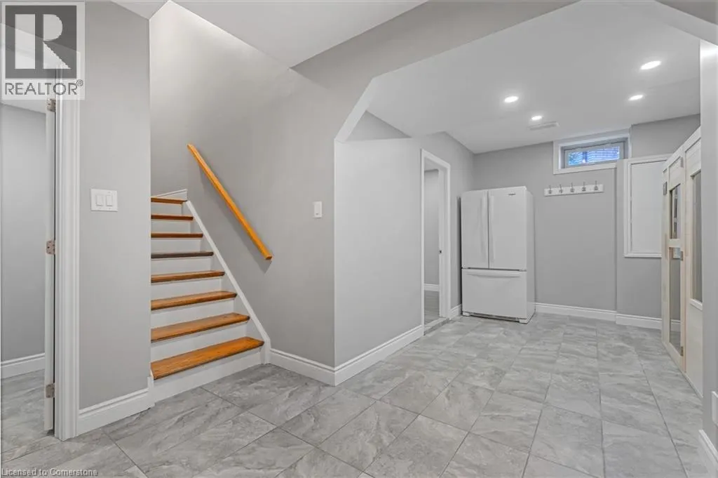 22 SHADELAND Crescent