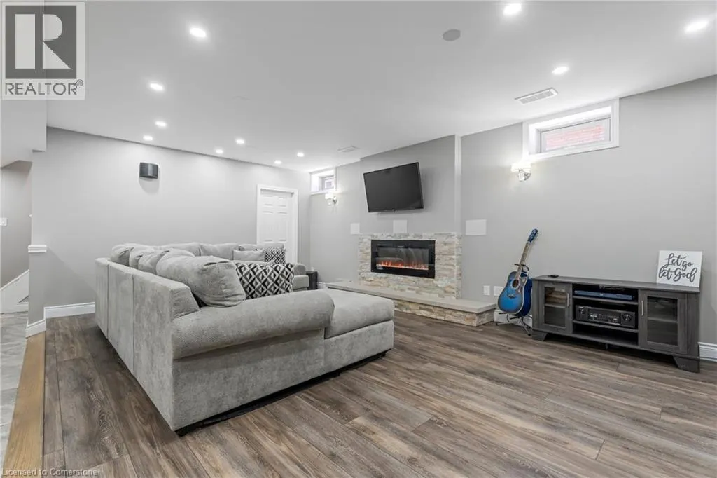 22 SHADELAND Crescent