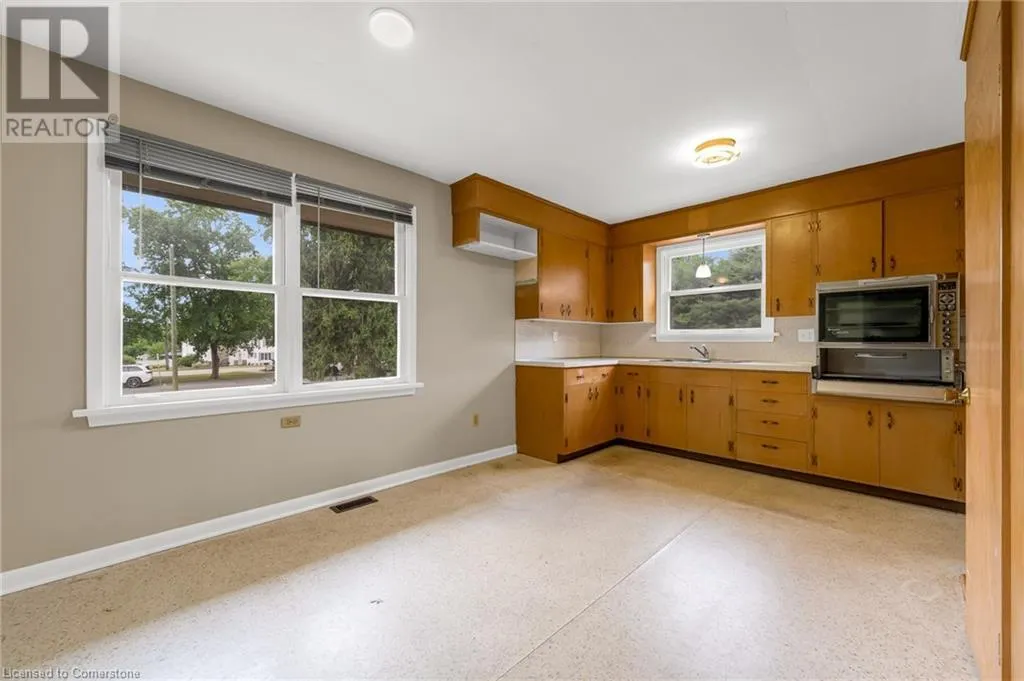 489 MEMORIAL Drive