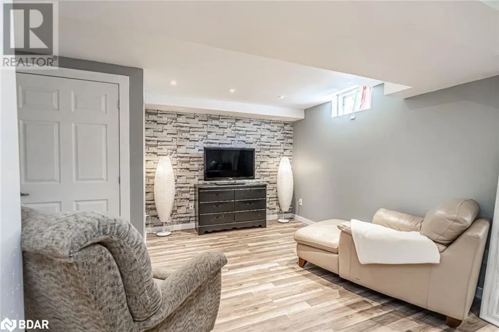 8 ROLLING HILLS Lane