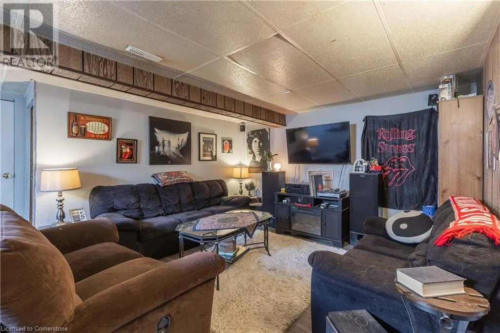7709 RONNIE Crescent