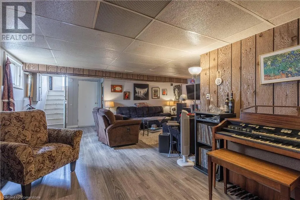 7709 RONNIE Crescent