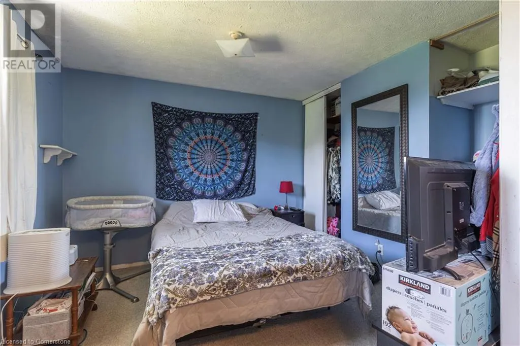 7709 RONNIE Crescent