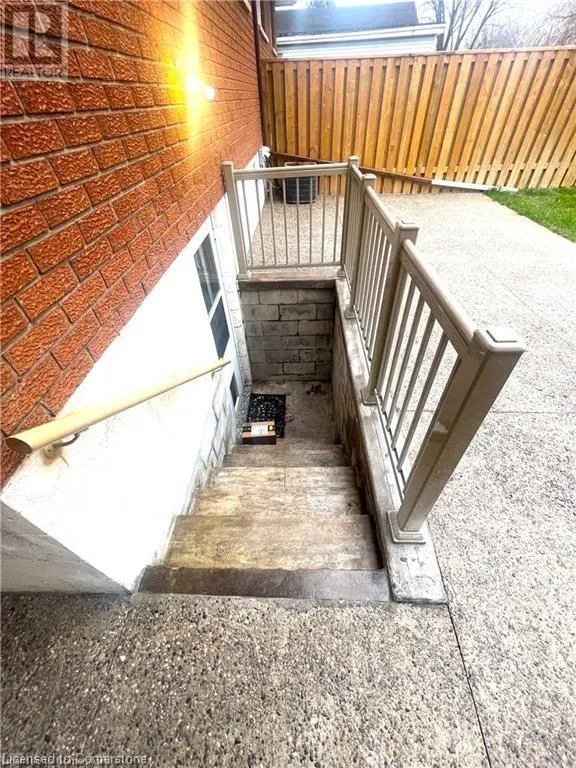 208 PICTON Street E