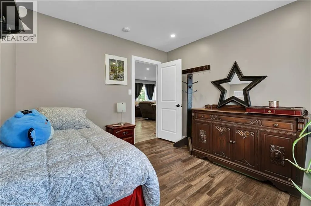 32 NICHOL Street W
