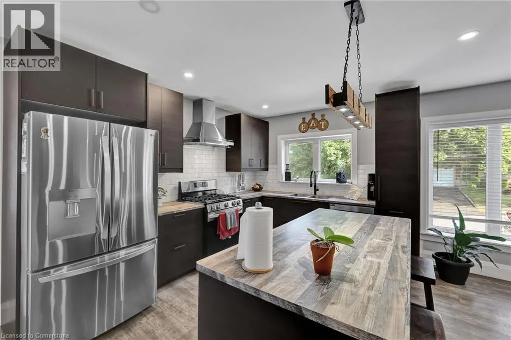 32 NICHOL Street W