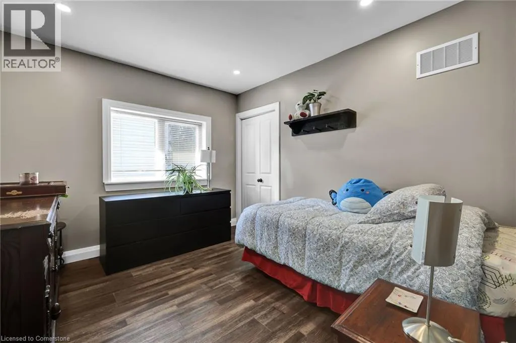 32 NICHOL Street W