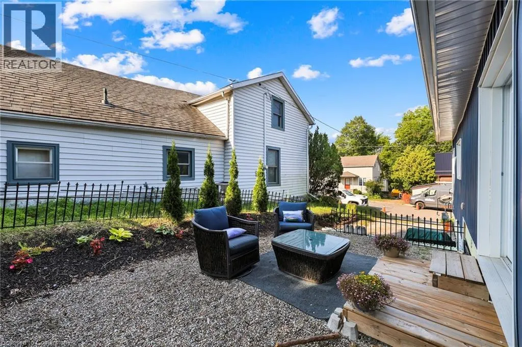 32 NICHOL Street W