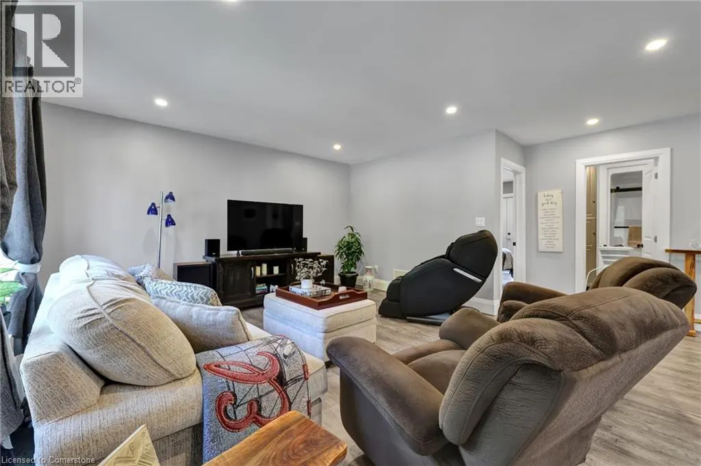 32 NICHOL Street W