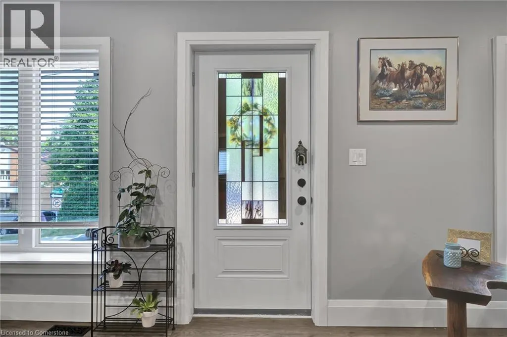32 NICHOL Street W