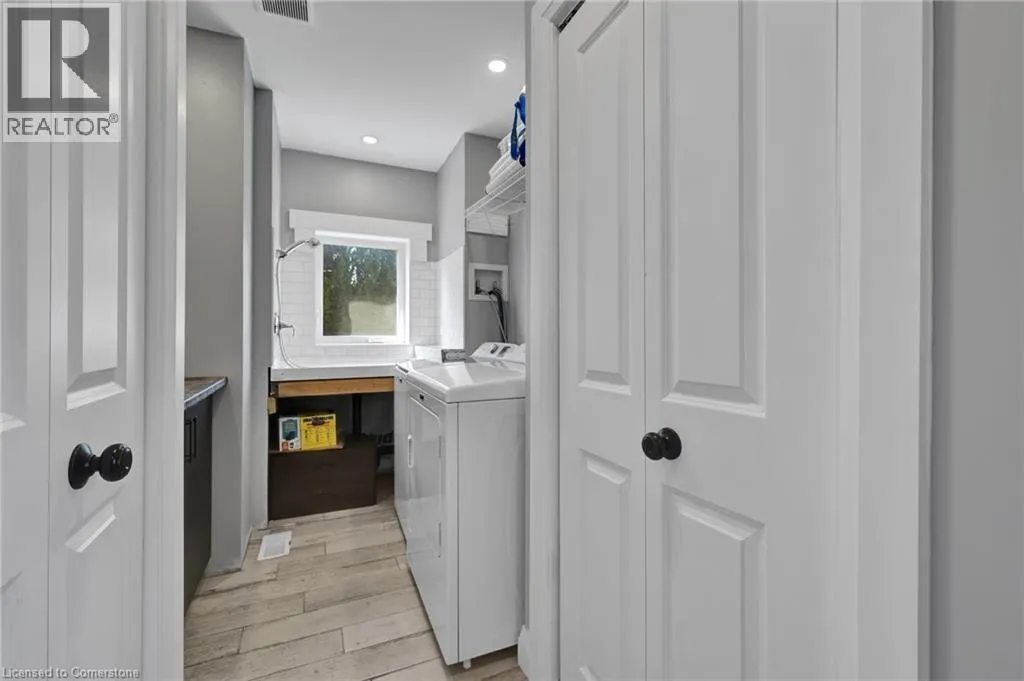 32 NICHOL Street W
