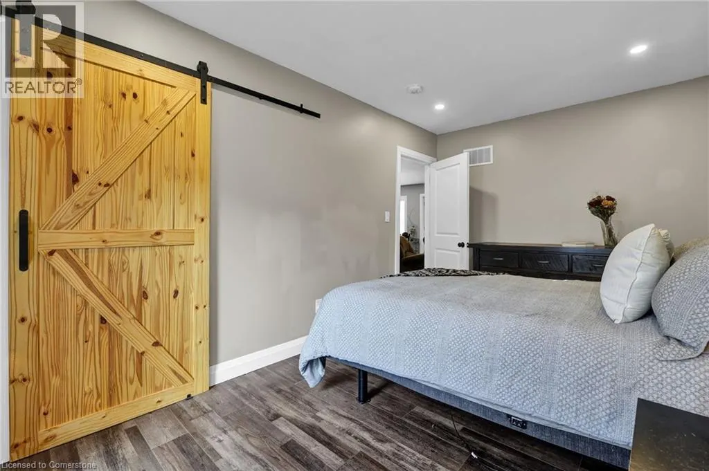 32 NICHOL Street W