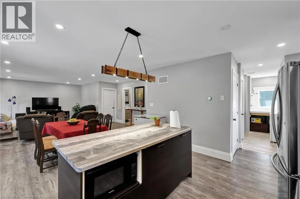 32 NICHOL Street W