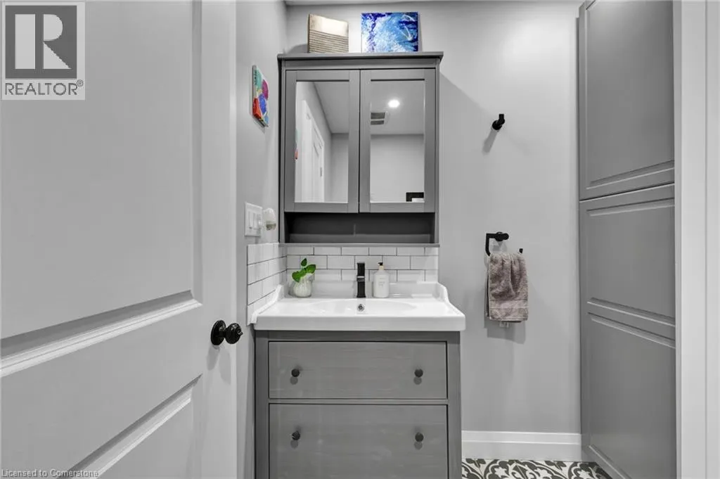 32 NICHOL Street W