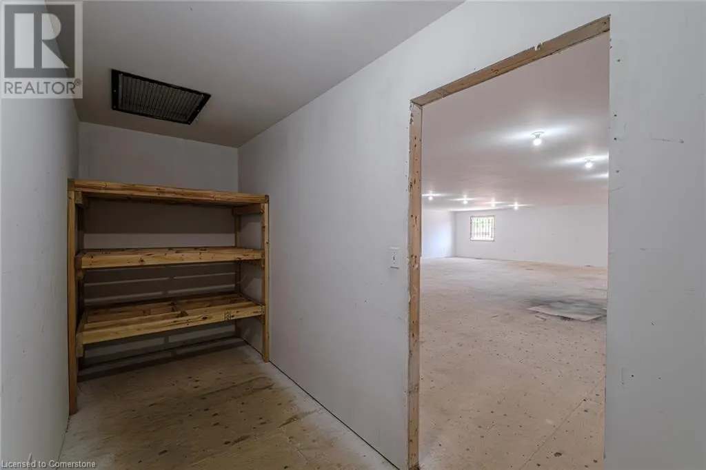 316 QUEENSWAY W