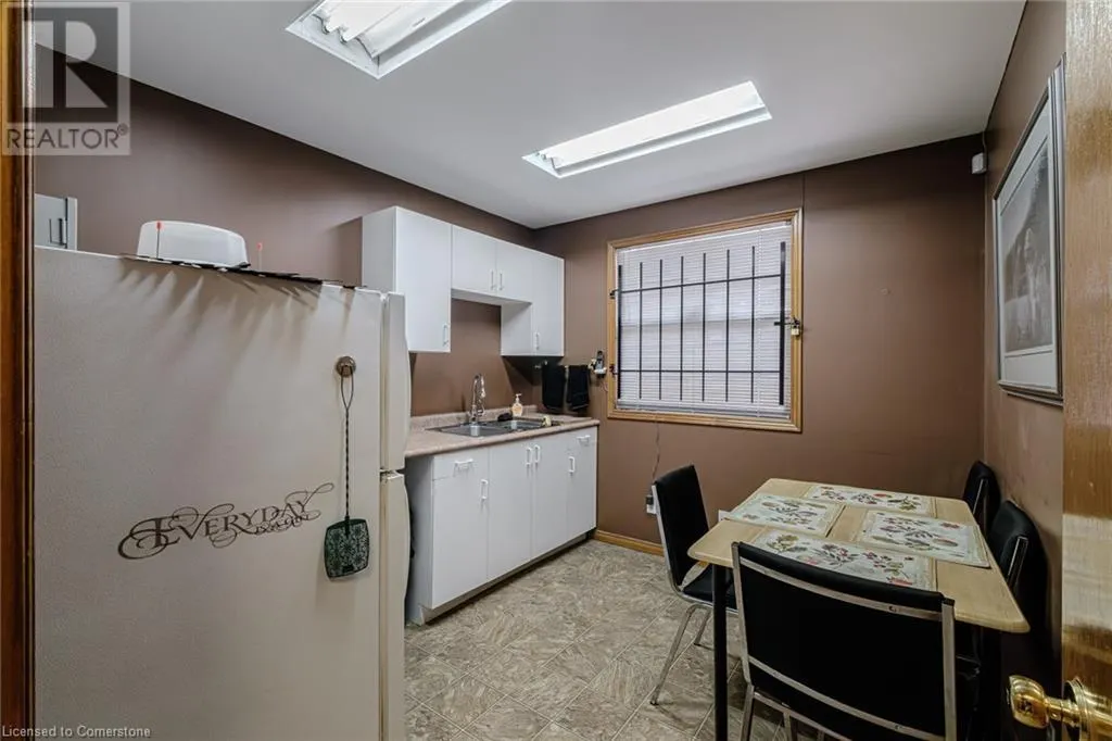 316 QUEENSWAY W