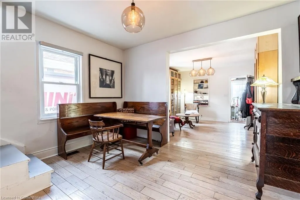 144 DUFFERIN Street E
