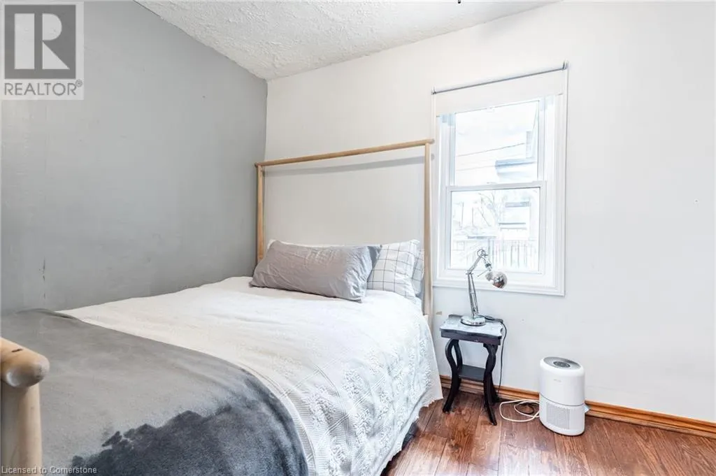 144 DUFFERIN Street E