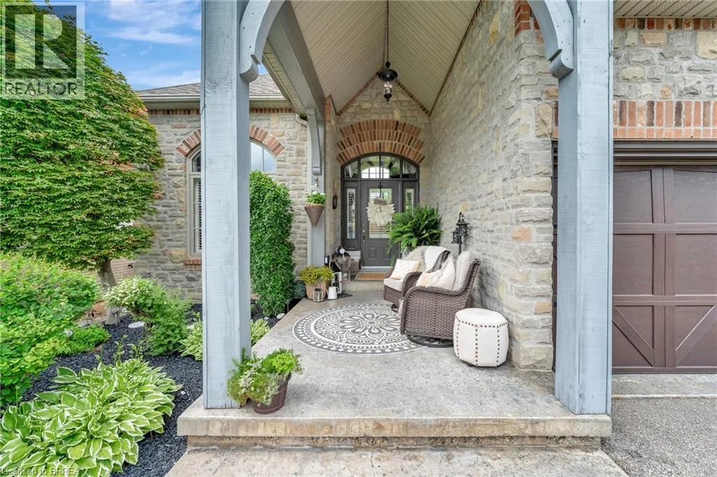 4 MACDONALD Crescent