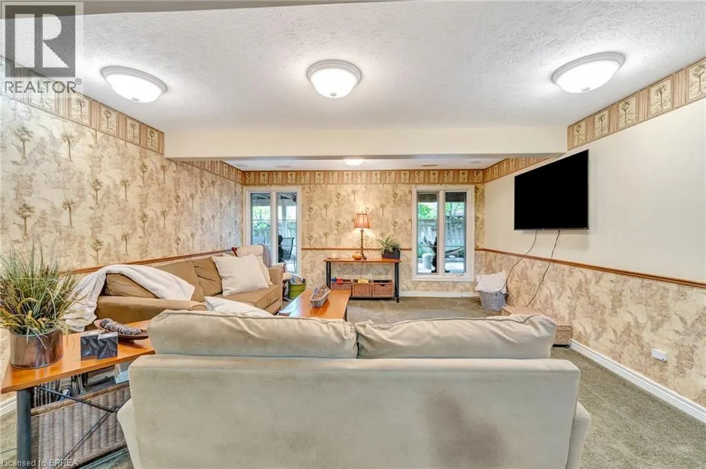 4 MACDONALD Crescent