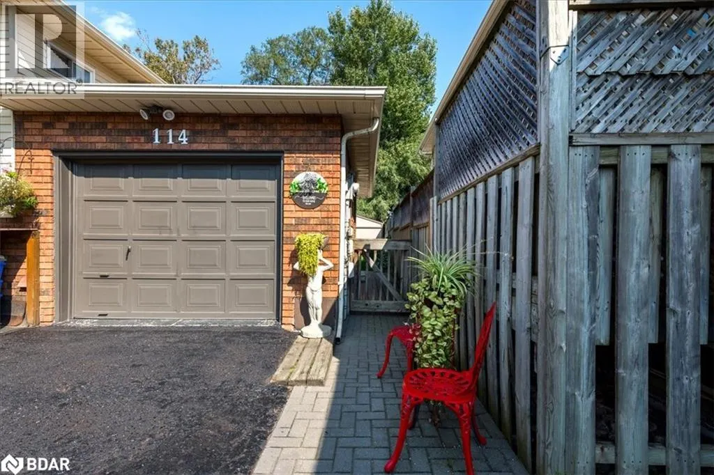 114 CHIEFTAIN Crescent