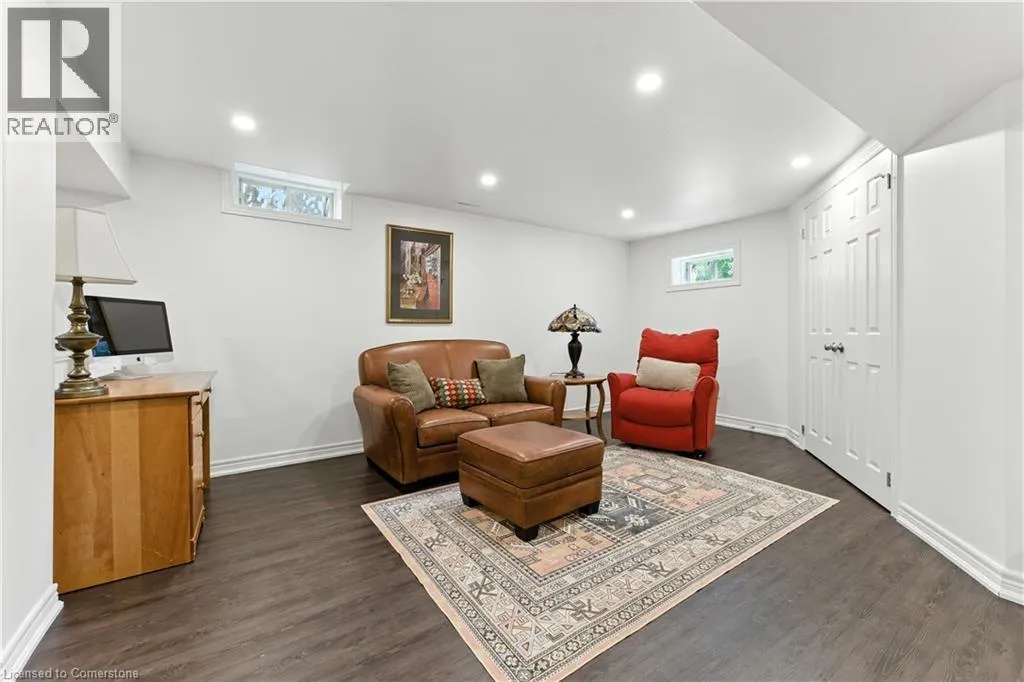 51 STRATHROY Crescent