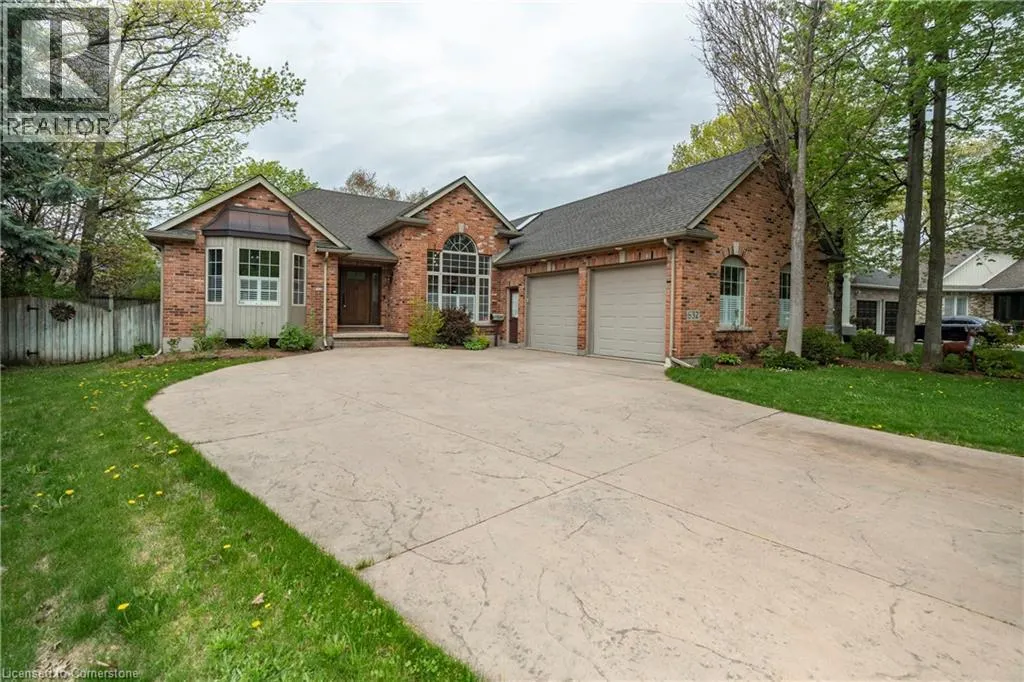 632 BAYHAMPTON Crescent