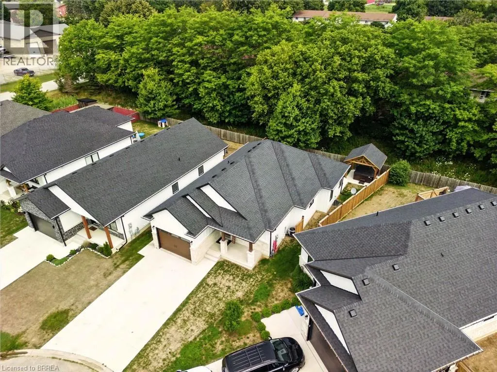 9 MACNEIL Court
