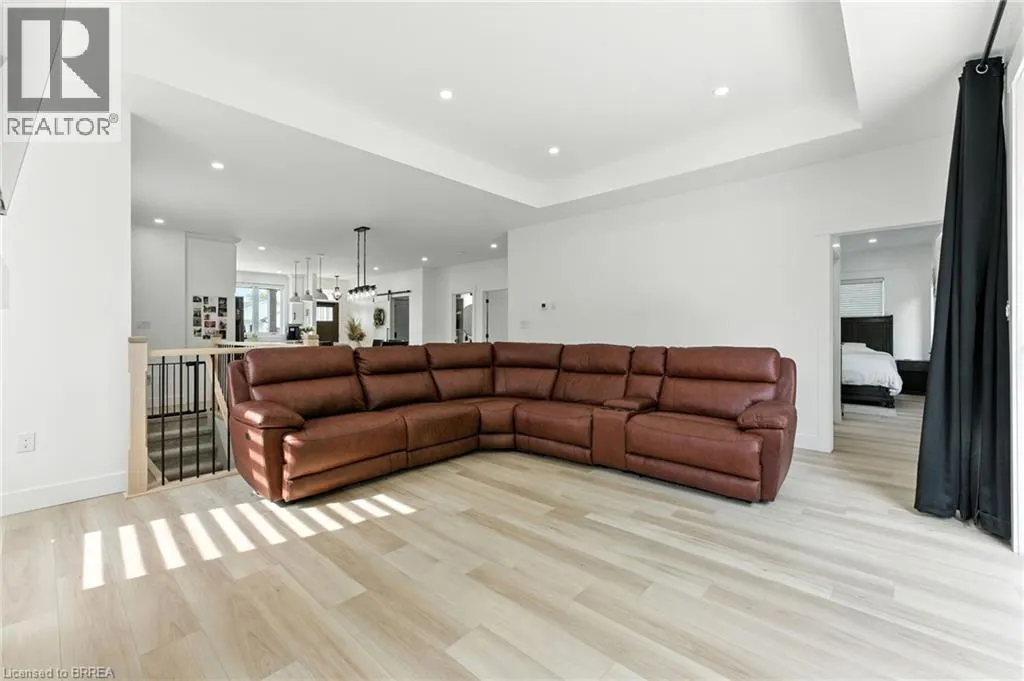 9 MACNEIL Court